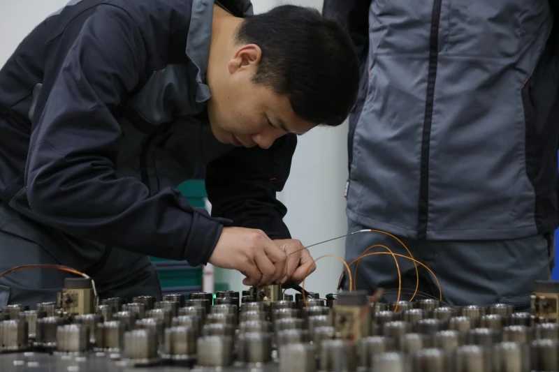 PET preform mould installation and commissioning on an injection molding machine